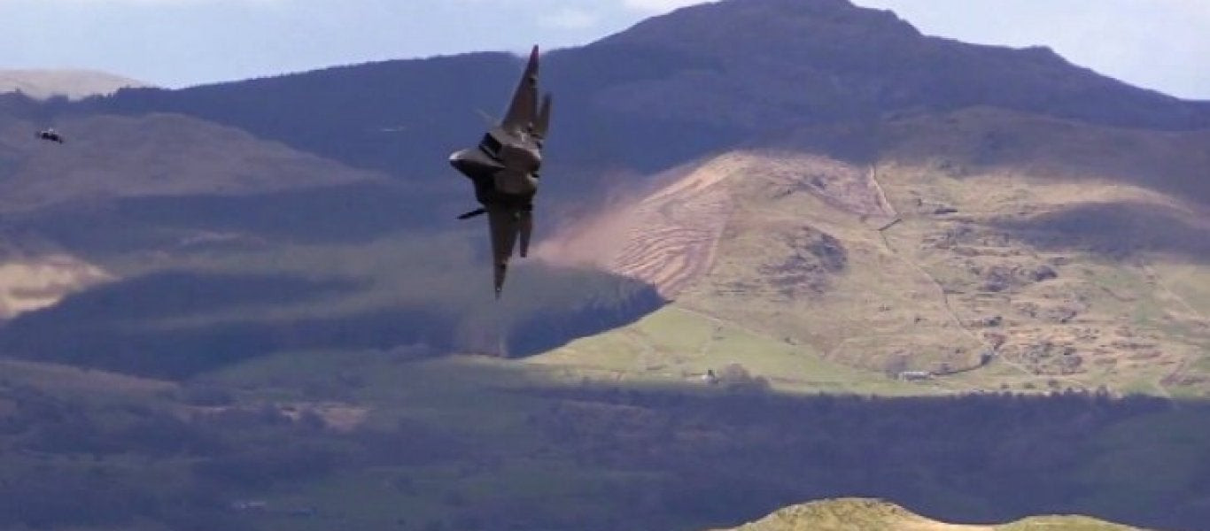 Αμερικανικά F-22 πετούν στο γνωστό πέρασμα Mach Loop στη Βρετανία (βίντεο)